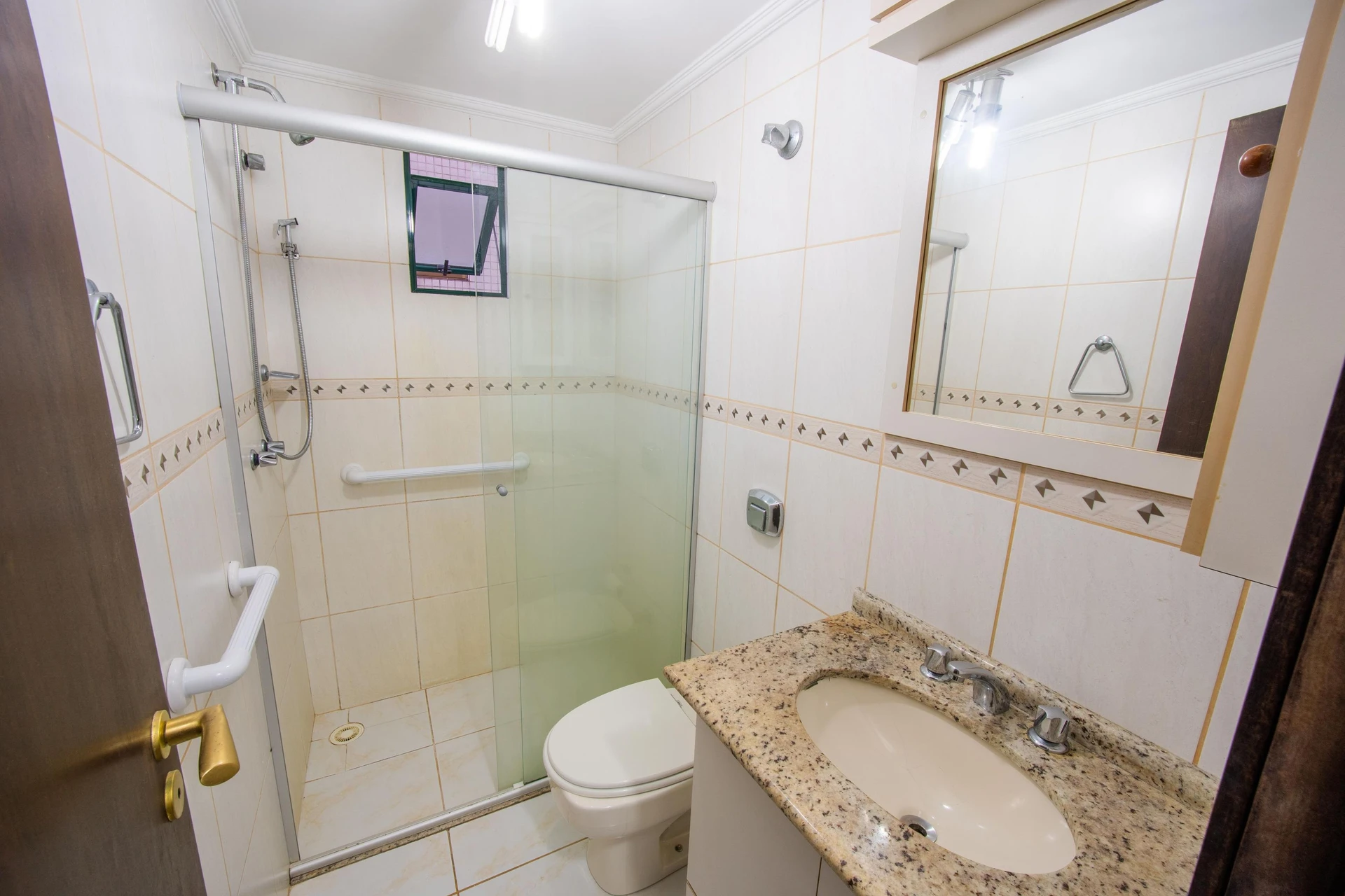 Квартира з 2 спальнями та балконом із грилем — photo 19