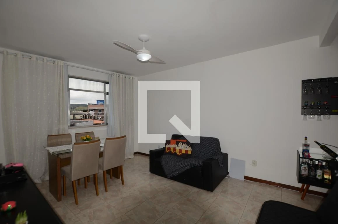 80 m² apartment with a walk-in closet and a home office