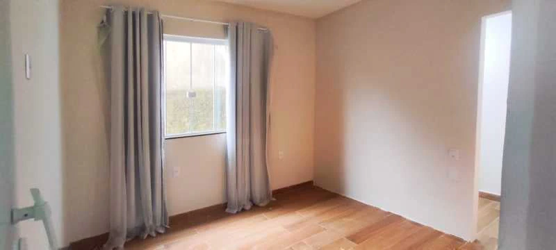 House with 3 bedrooms and a glass shower enclosure — photo 7