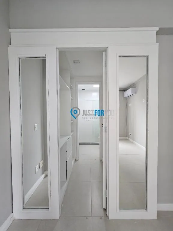 Walk-in closet in a 3-bedroom apartment, 128 m² — photo 5