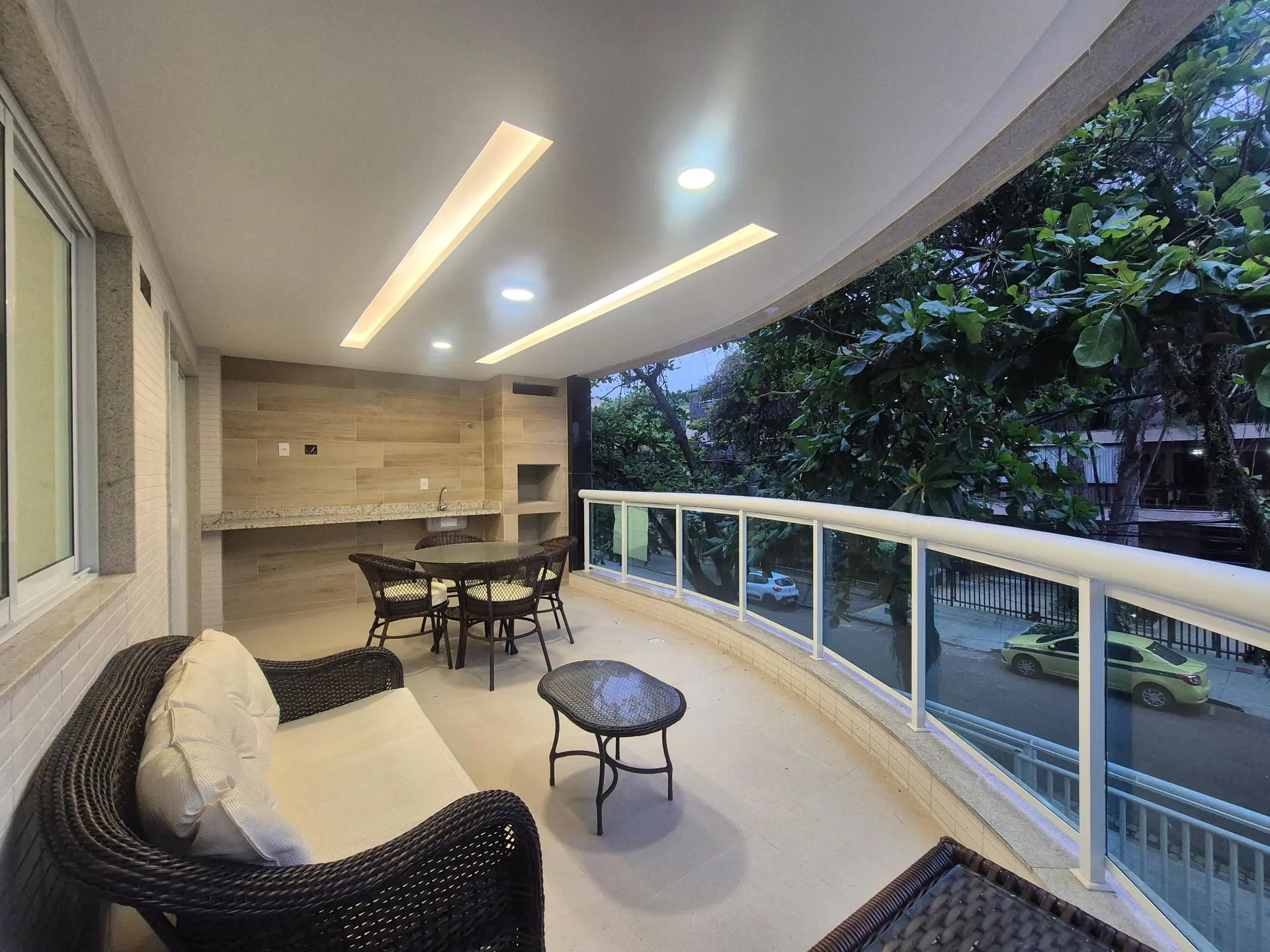 3-bedroom apartment with a grill on the balcony — photo 7