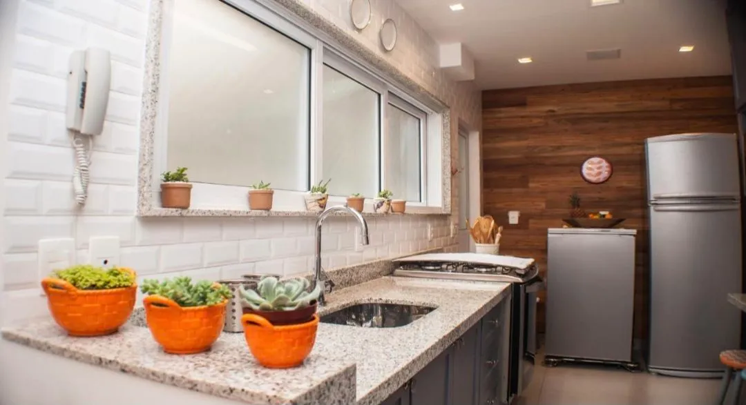 Furnished 1-bedroom with an open gas kitchen — photo 12