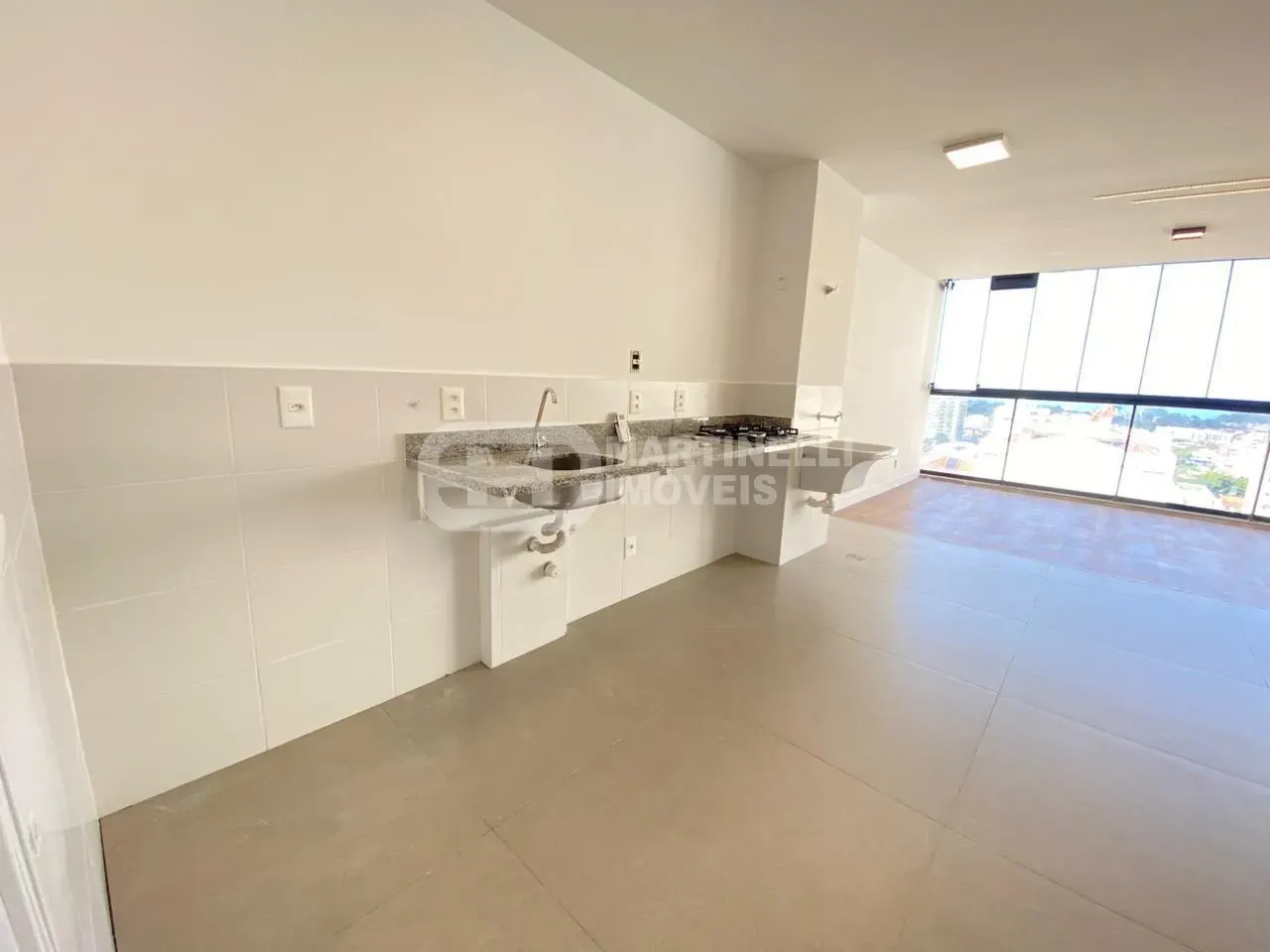 Glass-enclosed balcony in a 3-bedroom apartment, 119 m² — photo 2