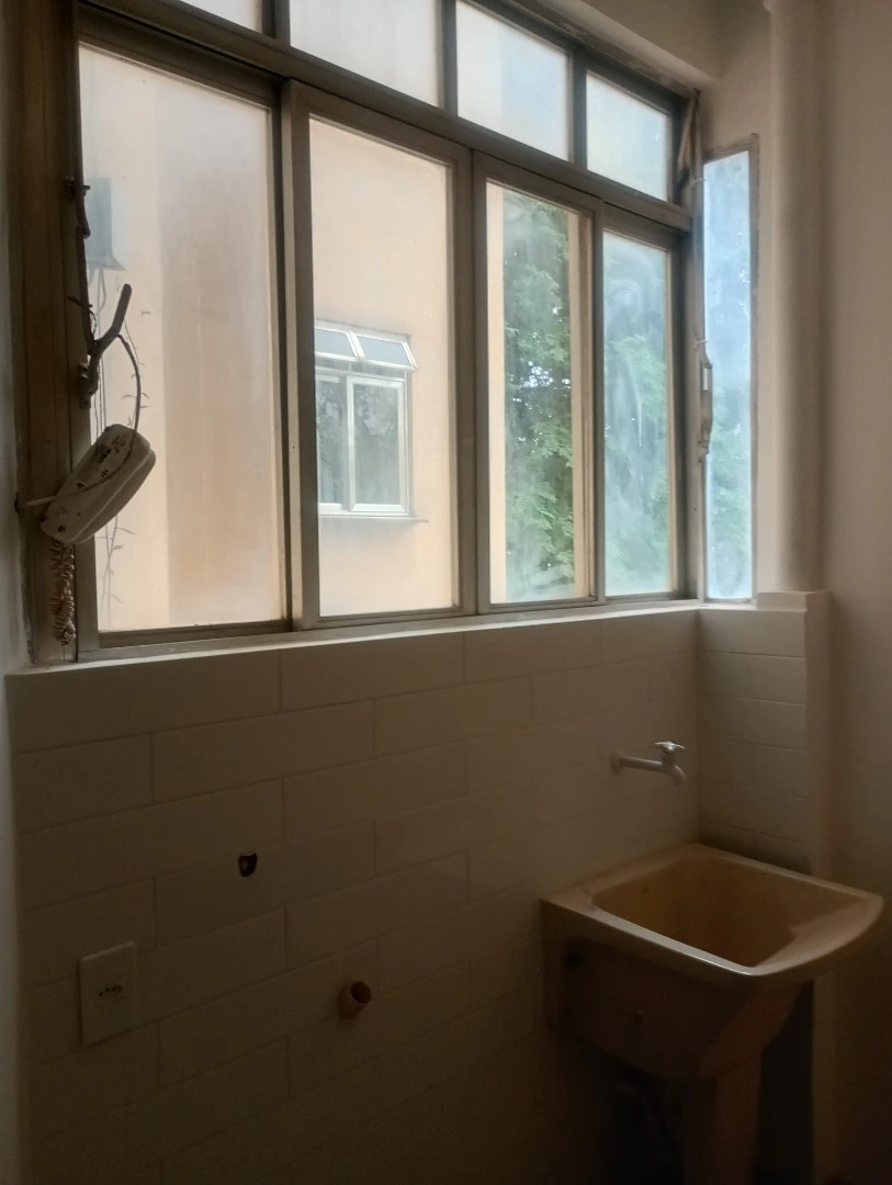 Wood or laminate floors in a 3-bedroom apartment, 60 m² — photo 6