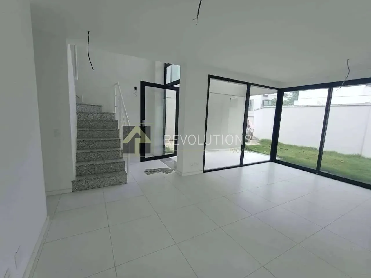 Unfurnished house with 4 bedrooms and a balcony