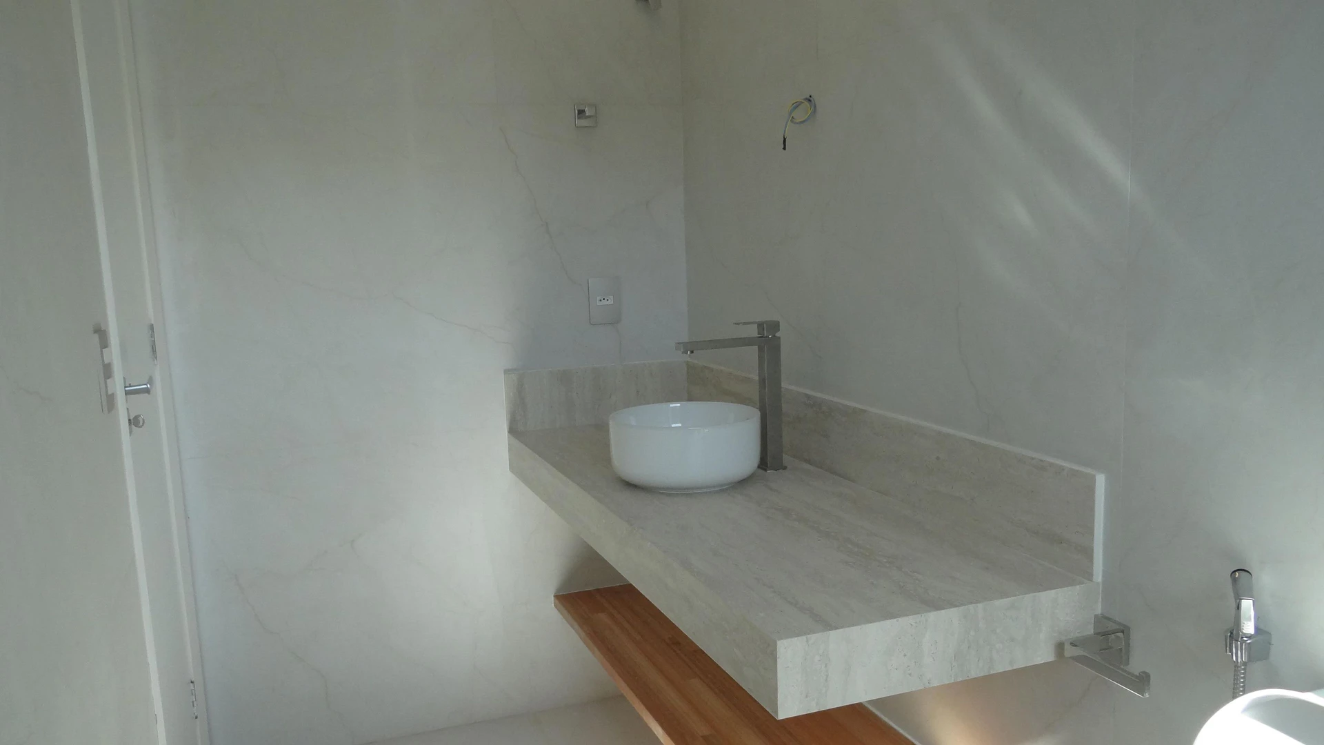 Casa de 384 m² com janelas do piso ao teto e varanda gourmet — photo 115