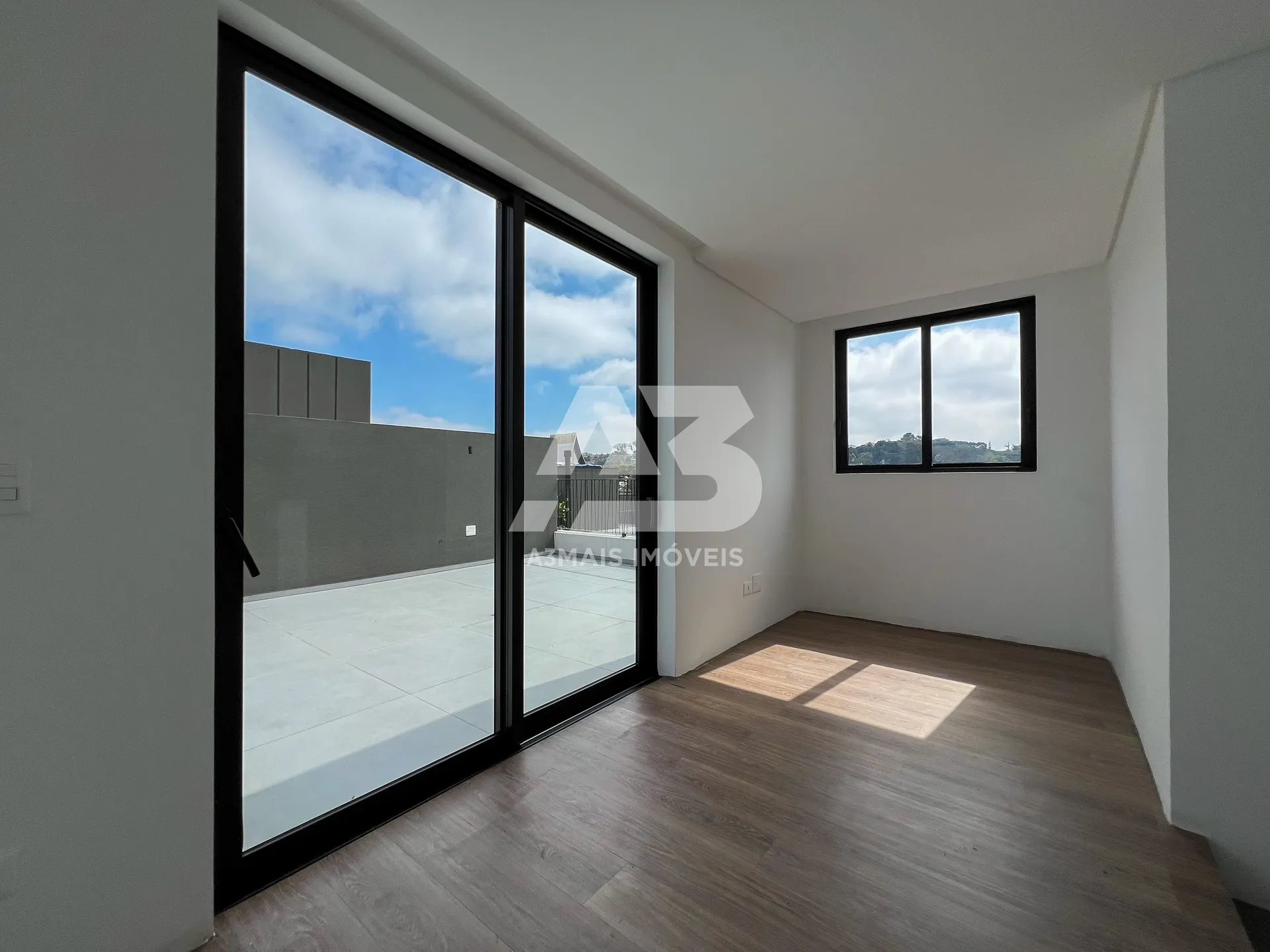 Glass-enclosed balcony in a 3-bedroom house, 137 m² — photo 14