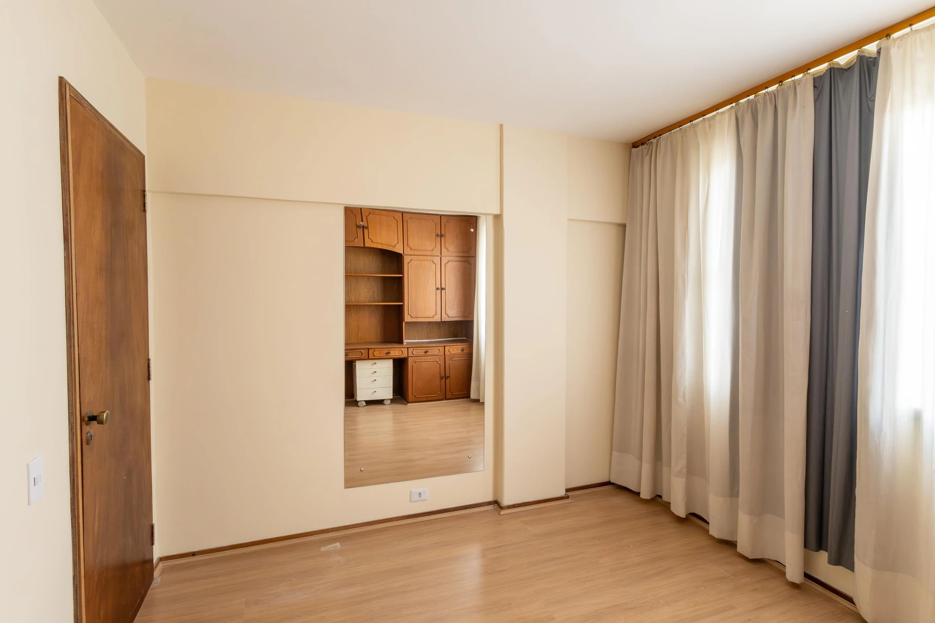 Furnished apartment, 283 m², with a glass-enclosed balcony — photo 3
