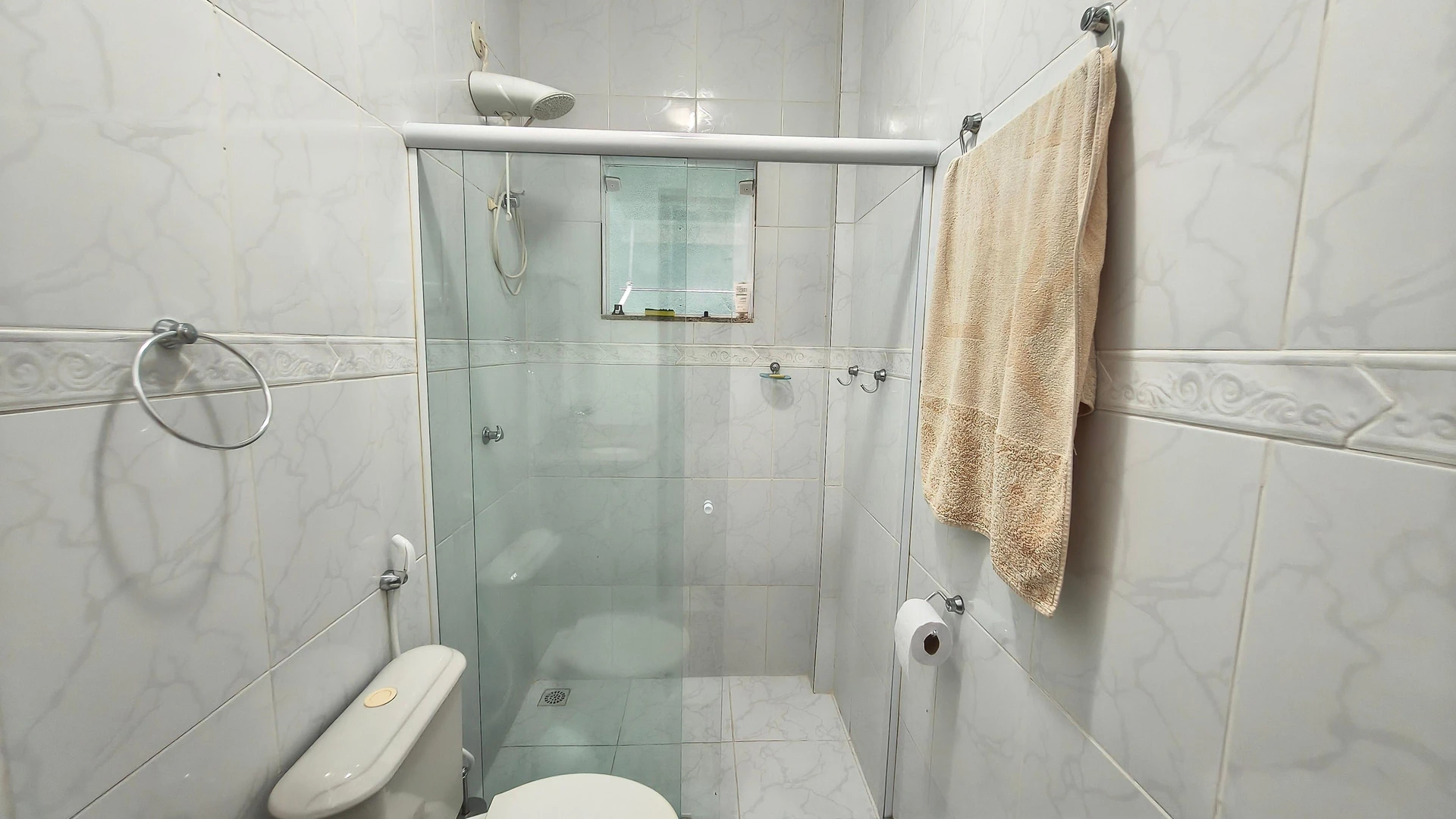 Casa con 4 dormitorios, 3 baños y jardín privado — photo 9