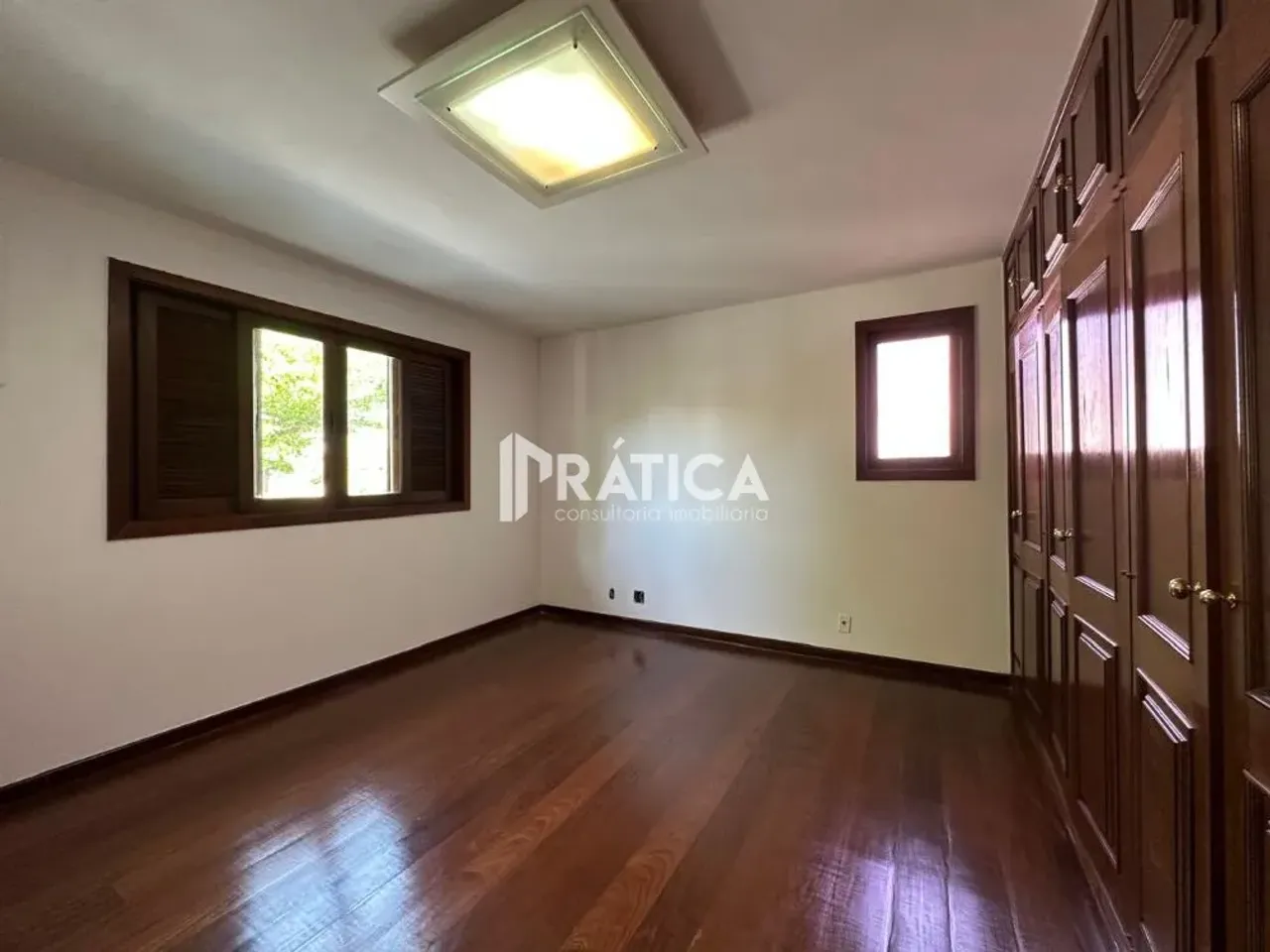 House with 5 bedrooms and 5 bathrooms, balcony grill — photo 4