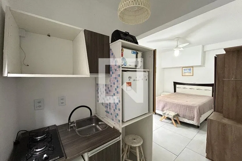 1-bedroom apartment with a glass-enclosed shower — photo 10