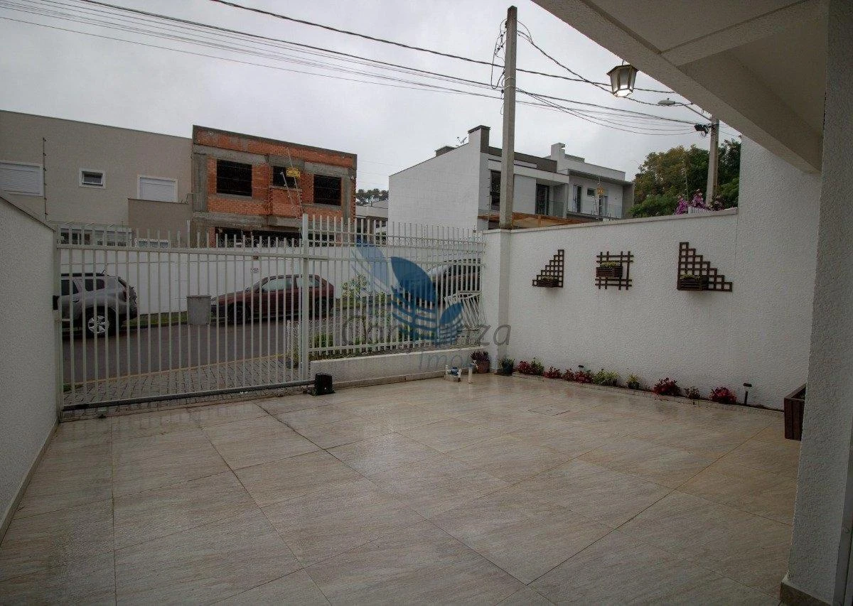 3-bedroom house with a glass-enclosed balcony in Curitiba — photo 21