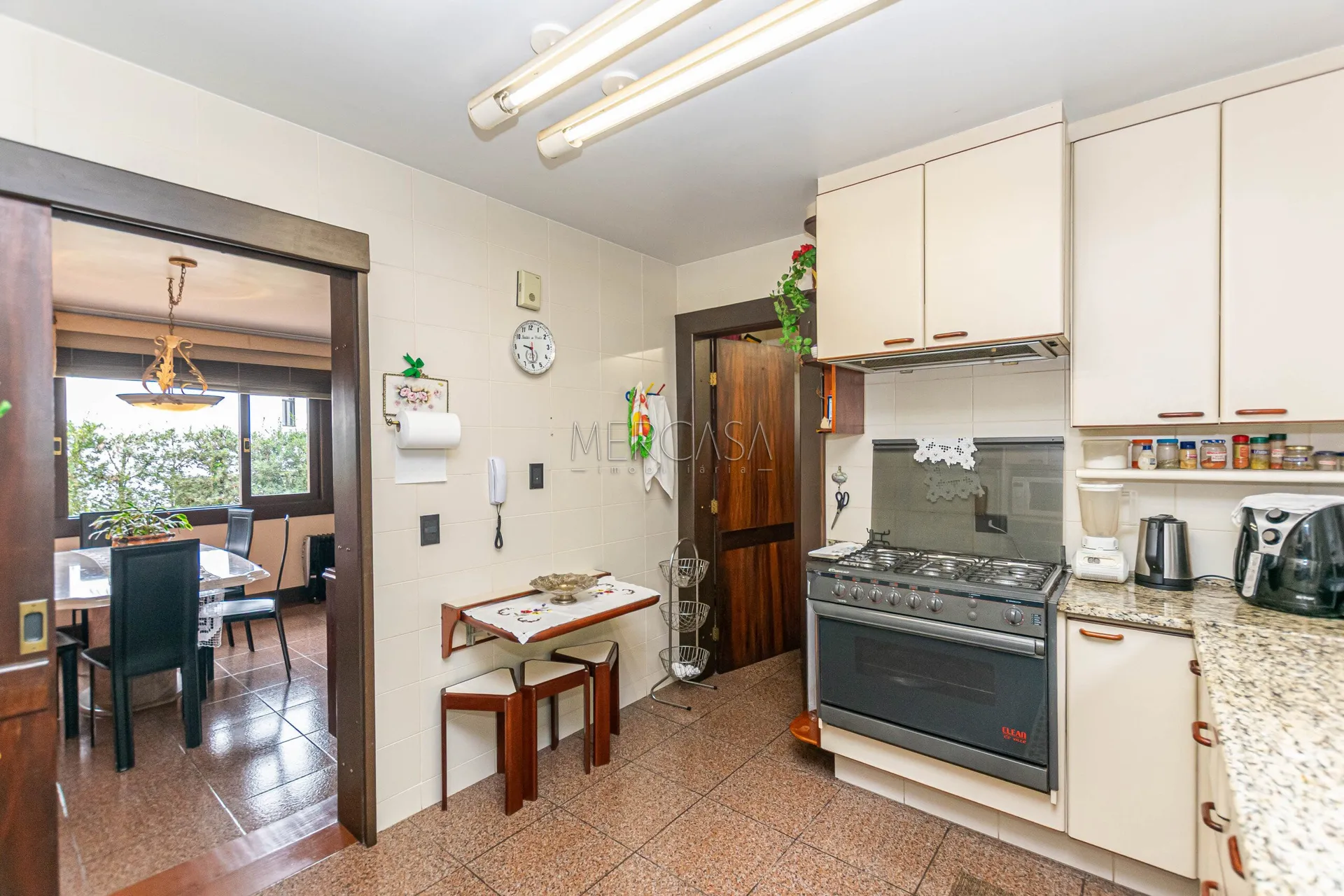 3-bedroom house with a bathtub in Curitiba — photo 67