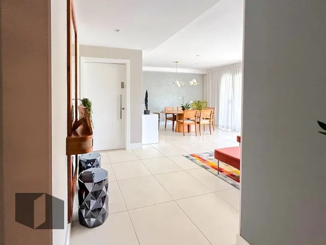 Unfurnished apartment with 4 bedrooms and open-plan kitchen — photo 17