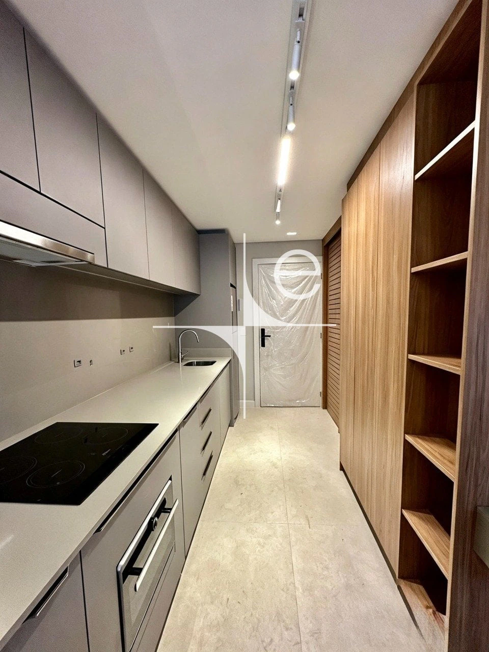 Furnished 1-bedroom apartment with an open-plan kitchen — photo 23