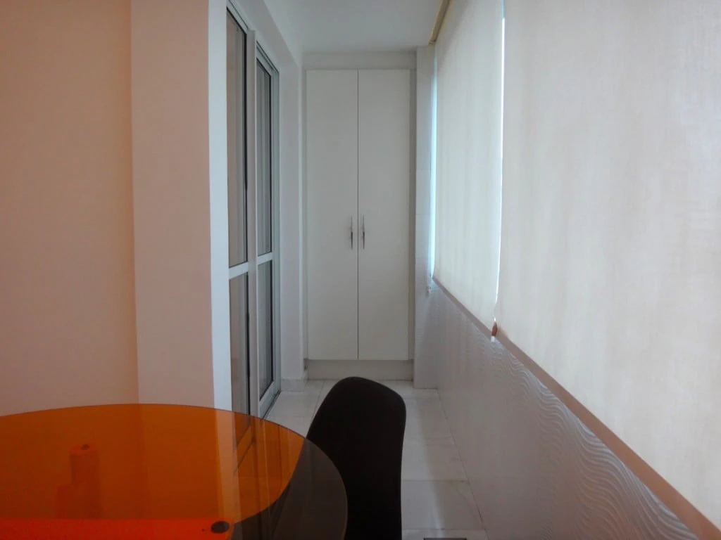 Studio, 69 m², with a glass-enclosed balcony — photo 4