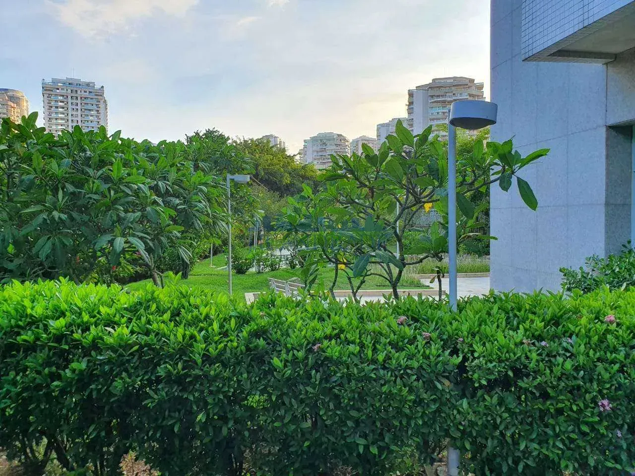 Furnished 2-bedroom apartment with a suite and balcony — photo 19
