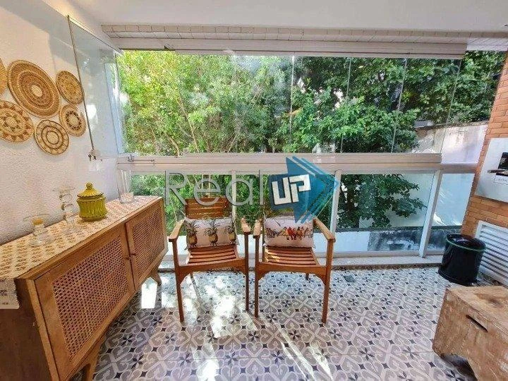 Furnished apartment, 74 m², with a glass-enclosed balcony — photo 4