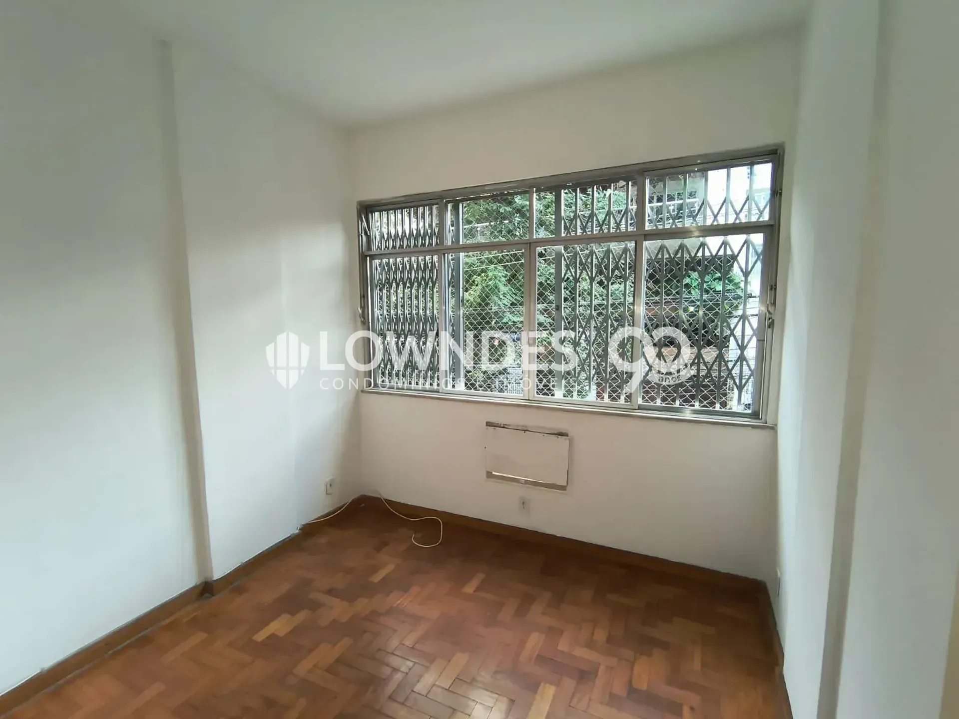 3-bedroom apartment with wood or laminate floors — photo 13