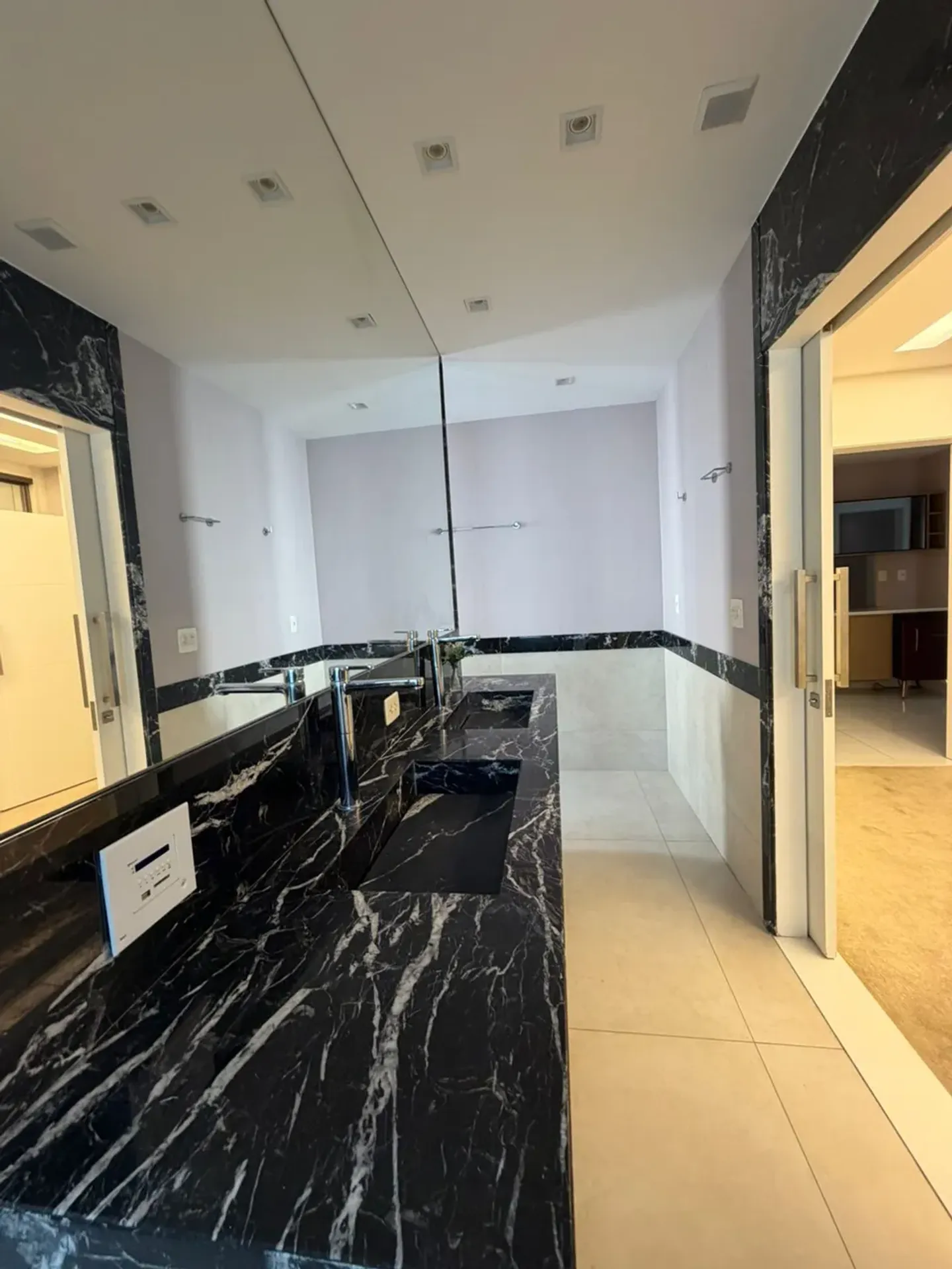 Casa com cozinha americana, 4 quartos e 5 banheiros, 980 m² — photo 23