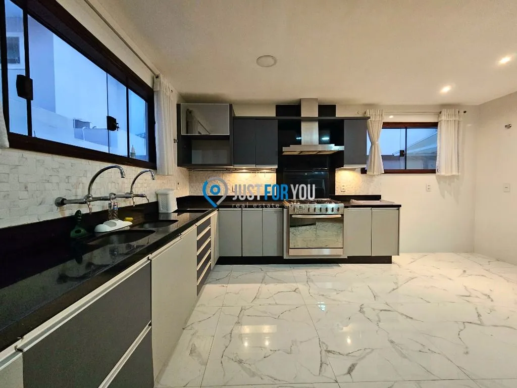 Furnished 4-bedroom house with 5 bathrooms and 350 m² — photo 18