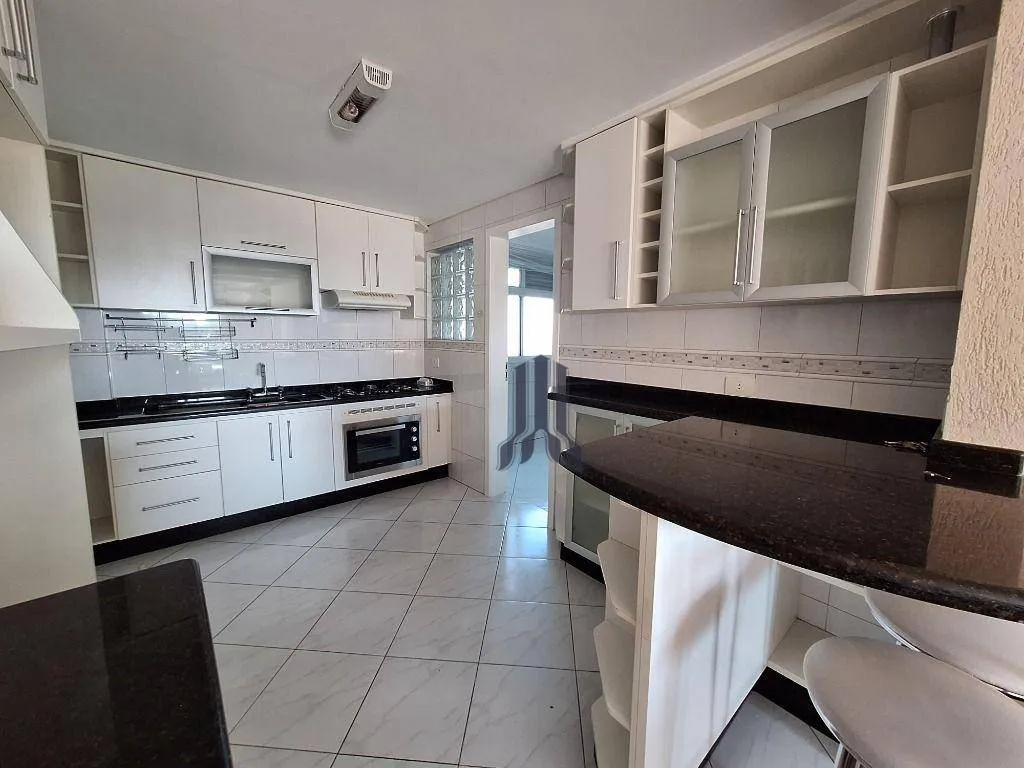 113 m² apartment with a bathtub and a walk-in closet — photo 19
