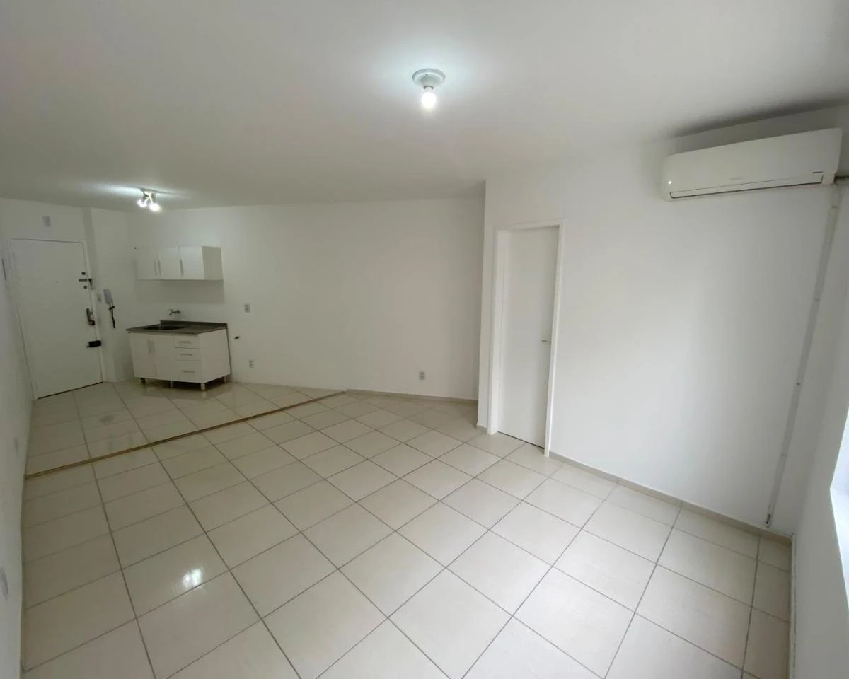 25 m² studio with fitted cabinets and air conditioning — photo 5