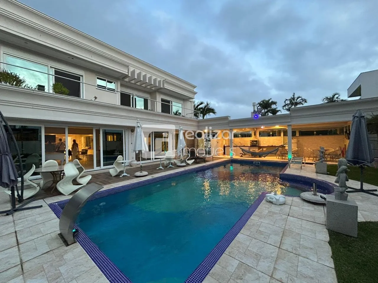 House with 7 bedrooms and a private garden — photo 8