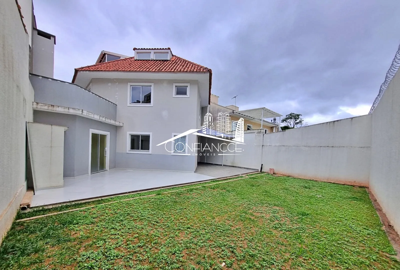 Bathtub in a 3-bedroom house, 350 m² — photo 25