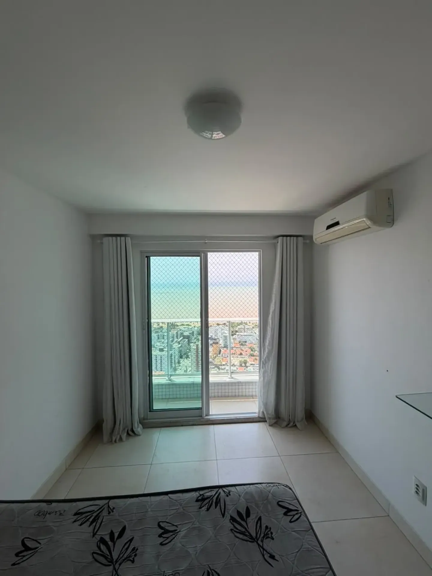 Furnished 2-bedroom apartment with city and water views — photo 6