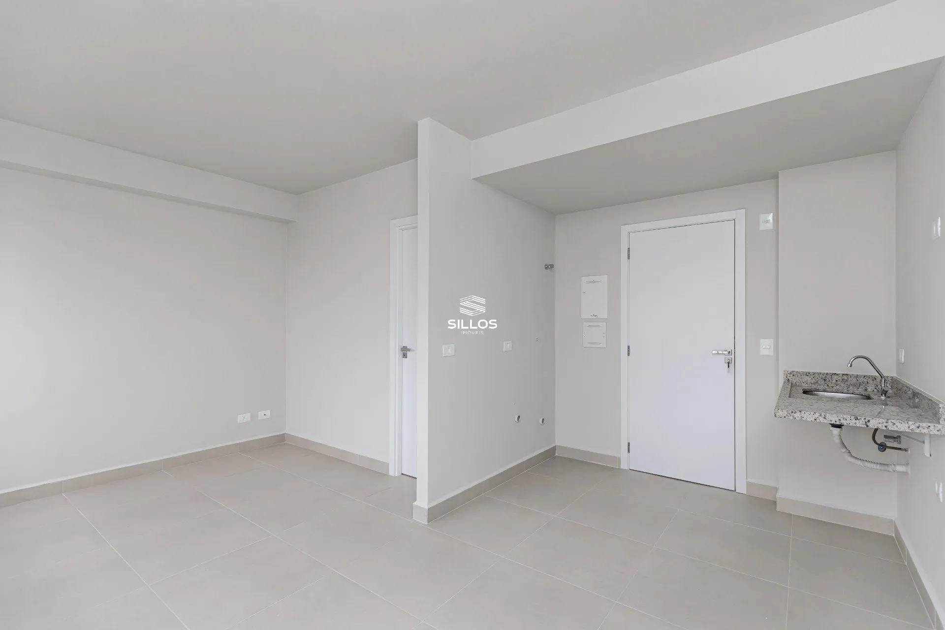 Balcony with a grill in a one-bedroom apartment, 49 m² — photo 2