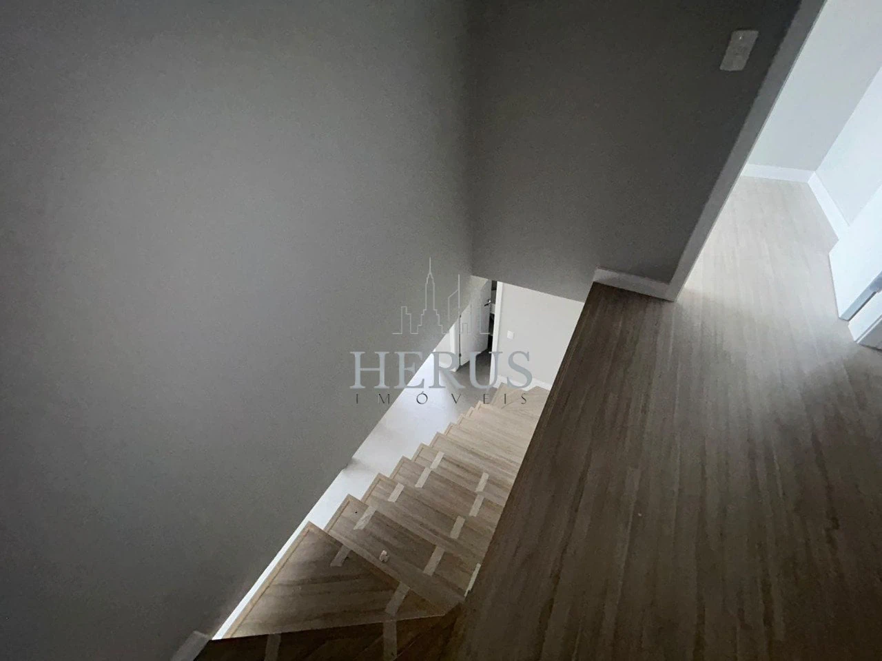 Apartamento de 2 quartos com janelas do piso ao teto — photo 2