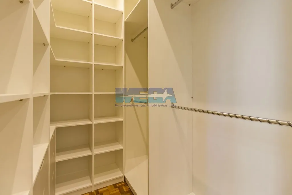 3-bedroom apartment with a walk-in closet — photo 40