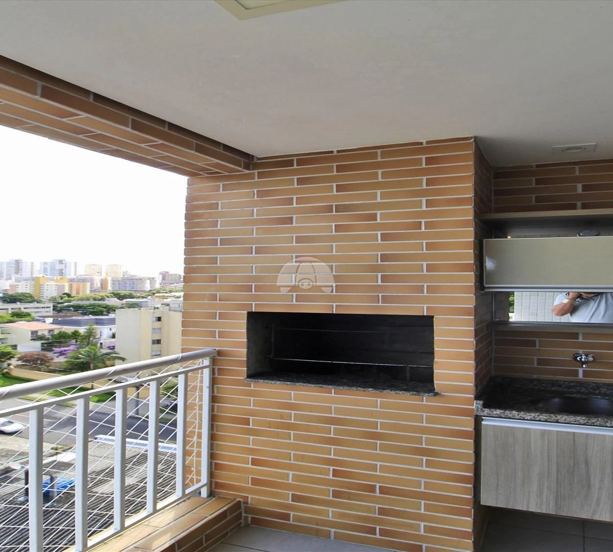 Balcony with a grill in a 2-bedroom apartment, 72 m² — photo 4