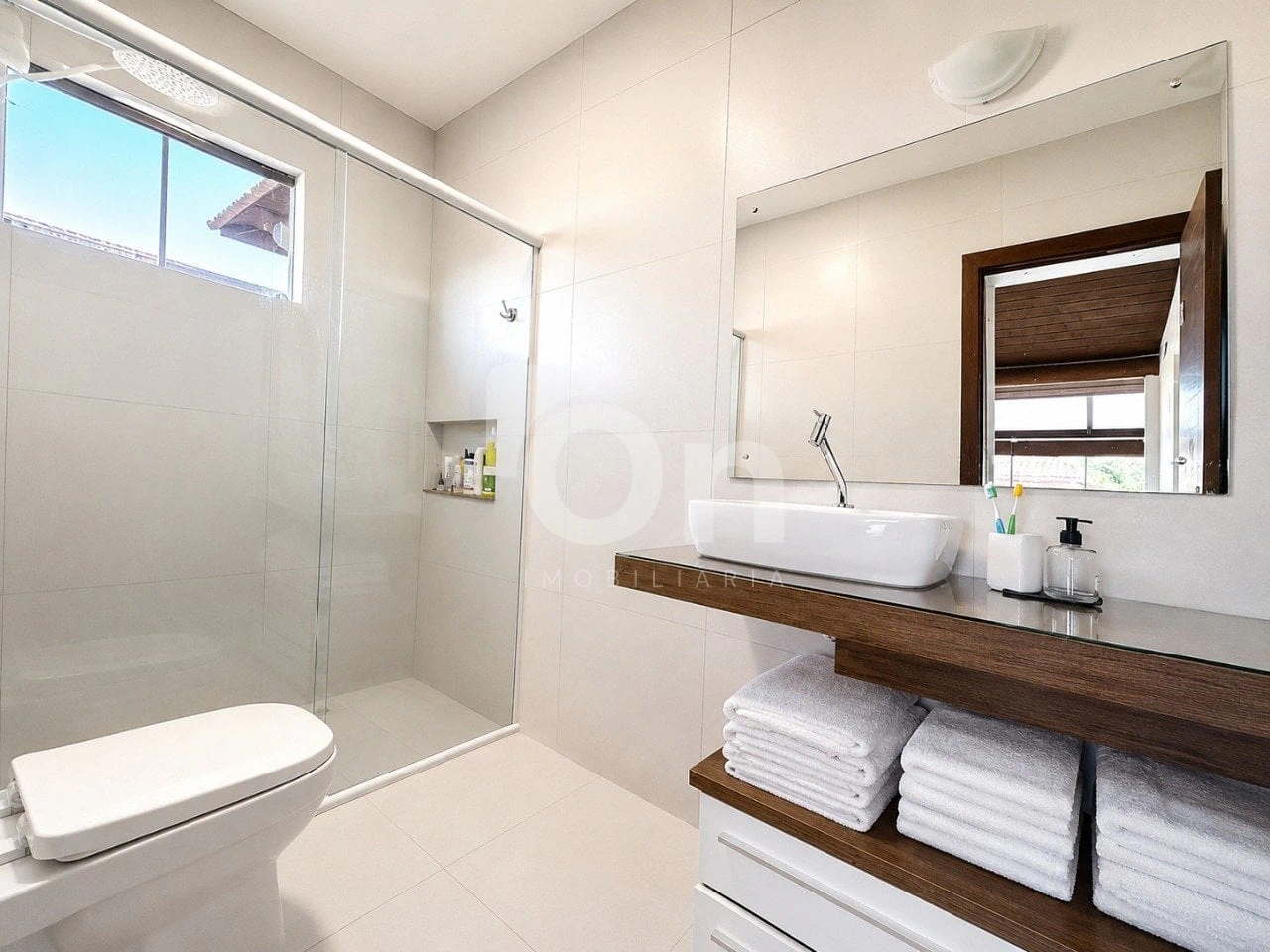 Furnished house, 224 m², with floor-to-ceiling windows — photo 8