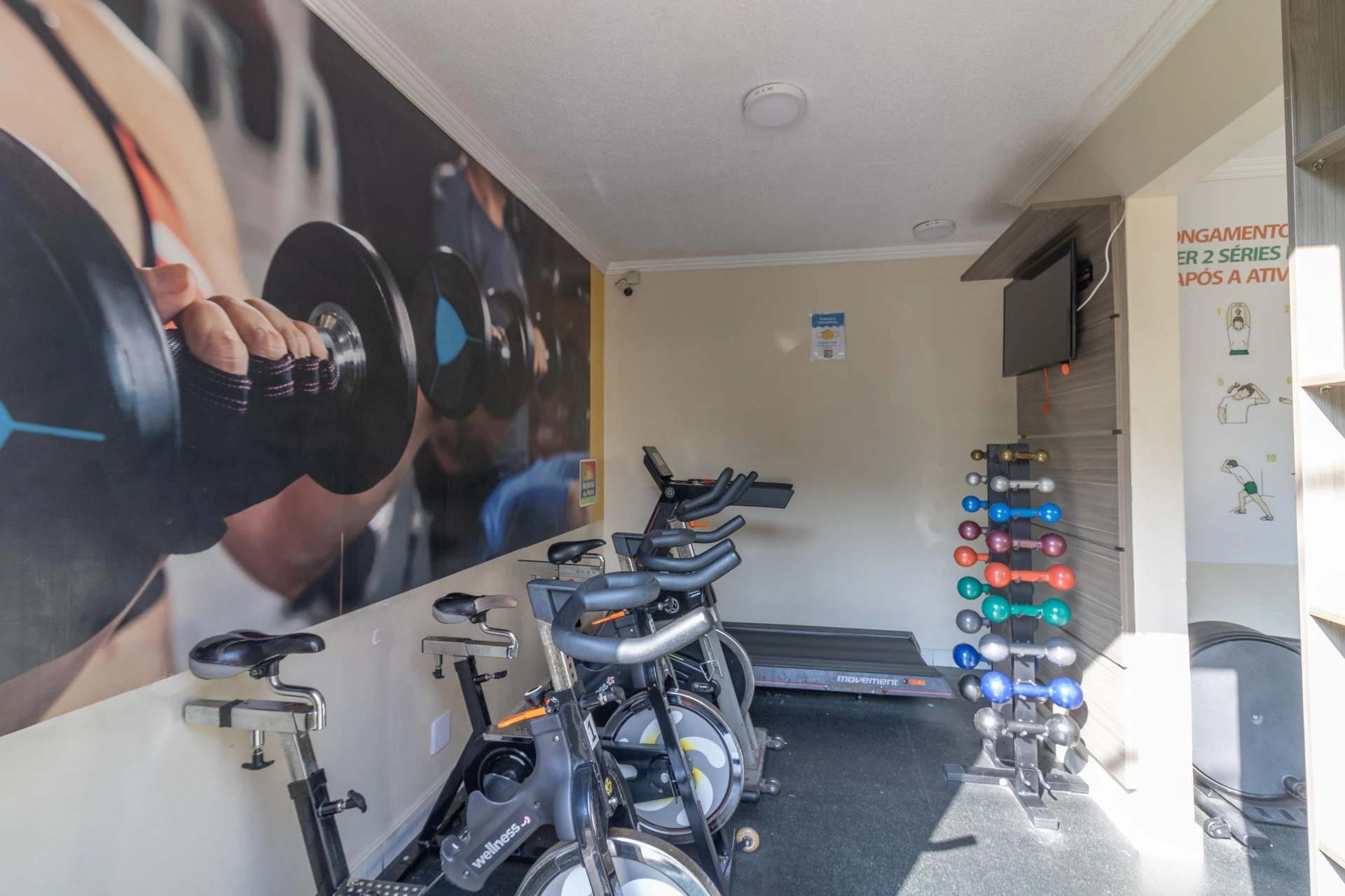 Furnished 2-bedroom apartment with gym in the condo — photo 19