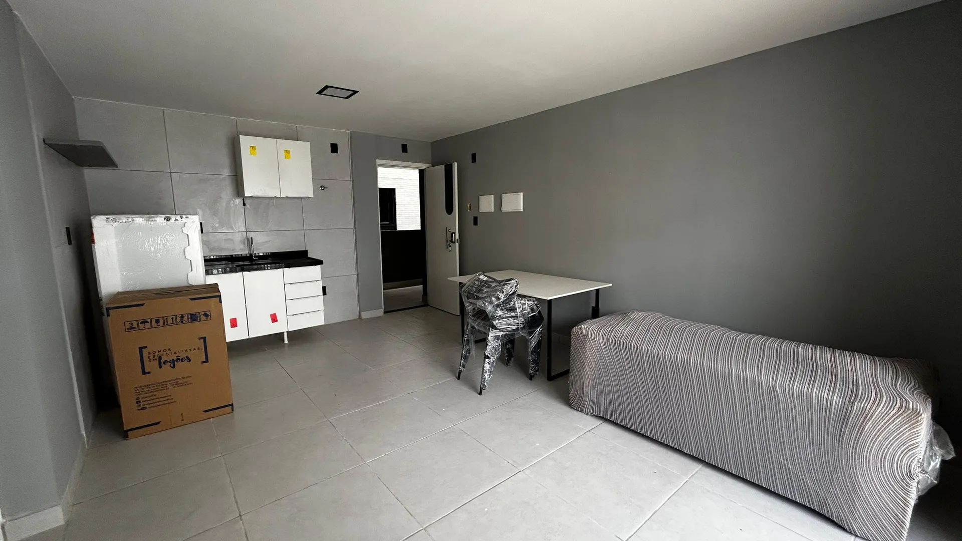 Меблированная квартира с 2 спальнями и балконом, 49,74 м²