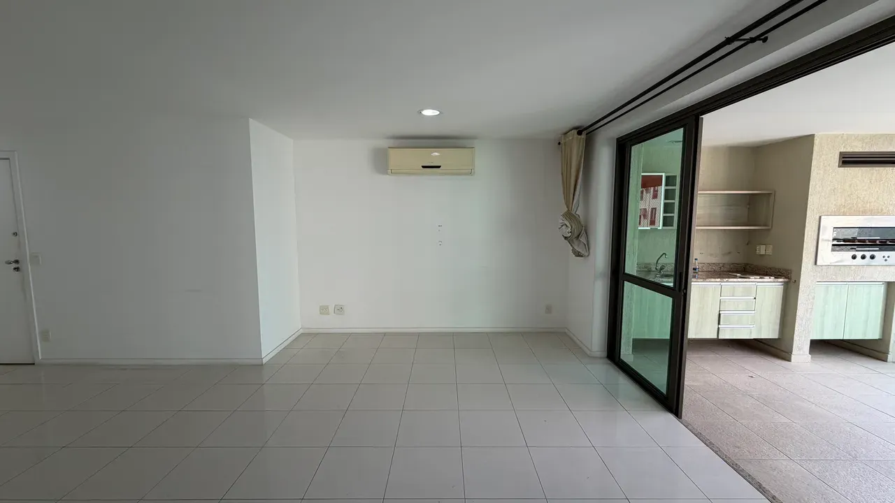157 m² apartment with 4 bedrooms, 3 baths, balcony — photo 2