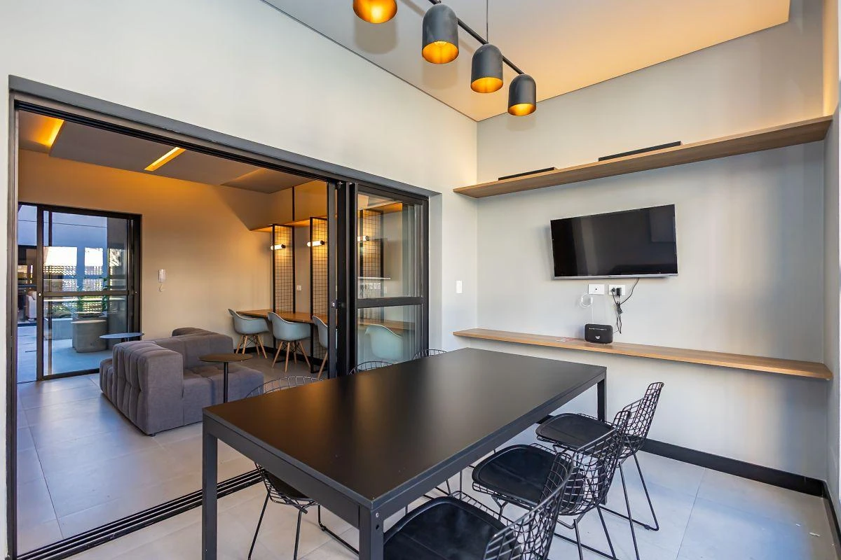 One-bedroom apartment in a building with a gym — photo 13
