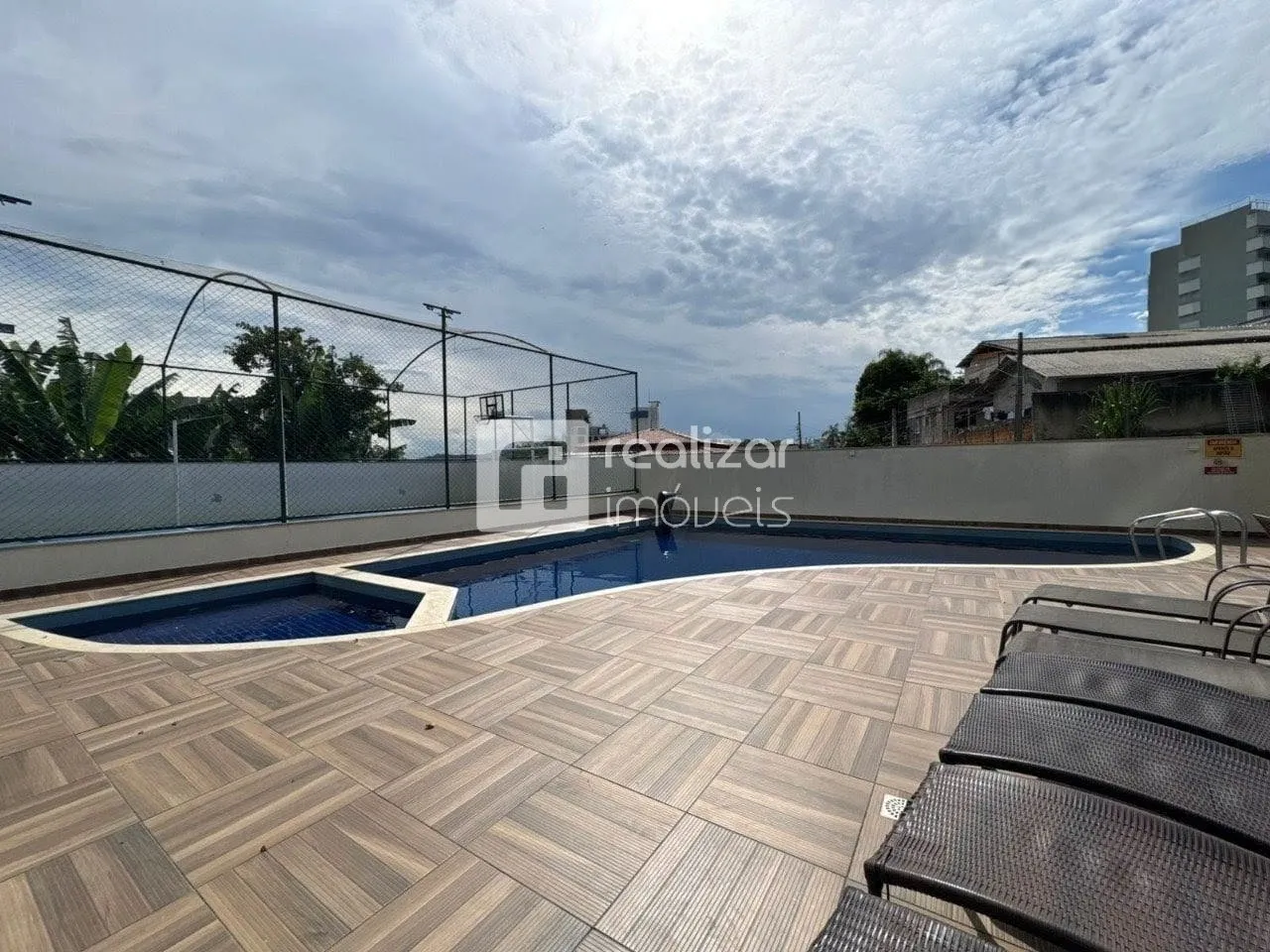 Balcony with a grill in a 3-bedroom apartment, 94 m² — photo 27