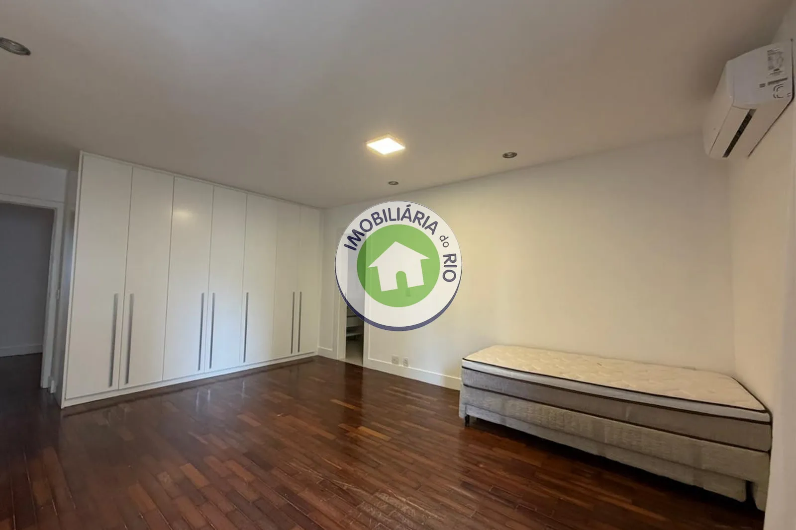 Apartment with 4 bedrooms and 5 bathrooms — photo 8