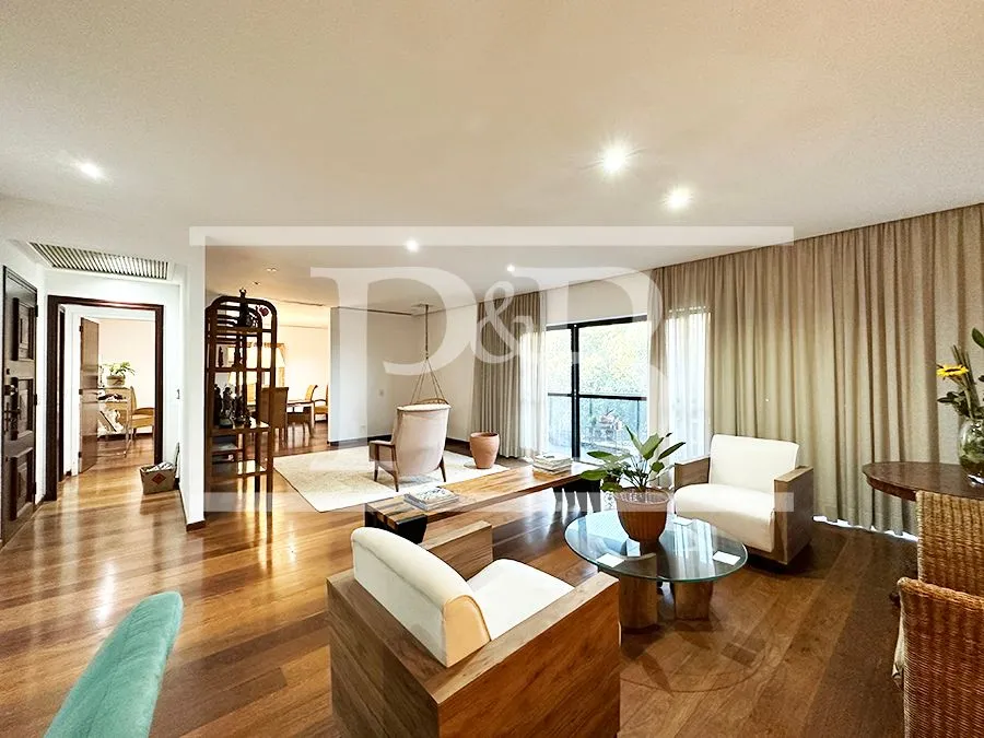 4-bedroom apartment with 250 m² and glassed-in balcony