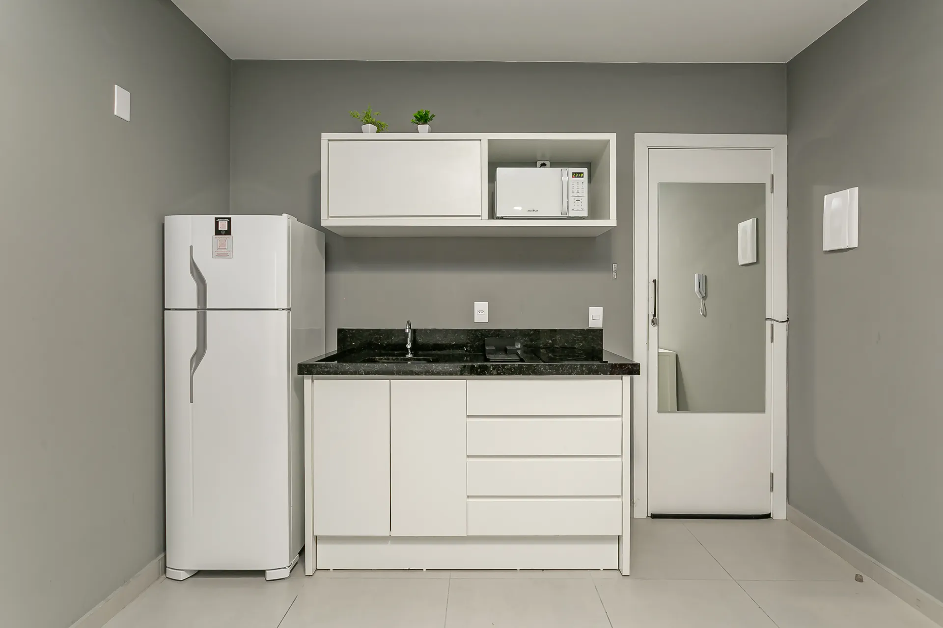Furnished 35 m² studio with compact kitchenette — photo 5
