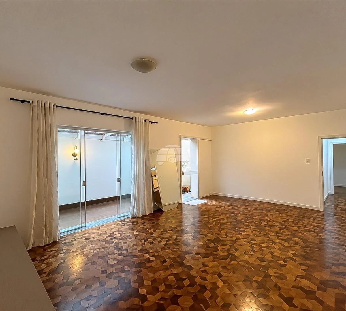 3-bedroom apartment with a bathtub