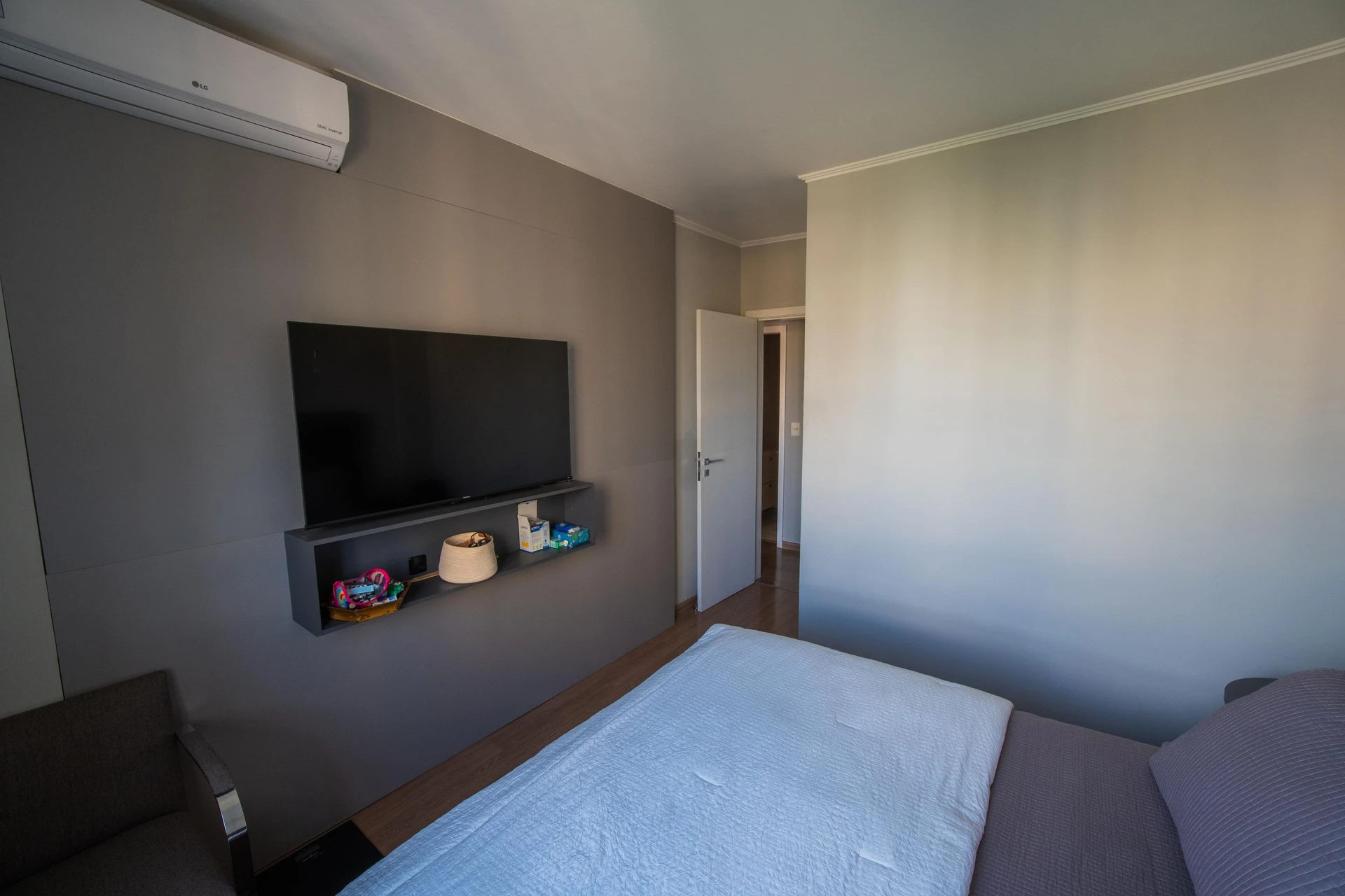 Walk-in closet in a 2-bedroom apartment, 91 m² — photo 37