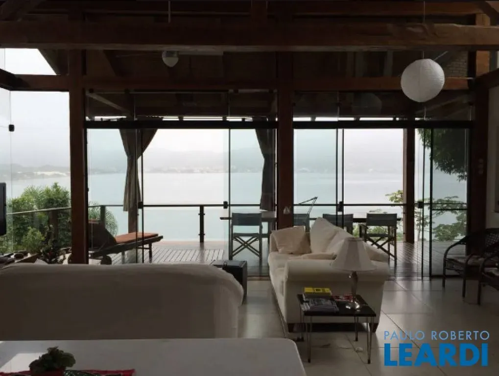 Single-story house with 5 bedrooms and floor-to-ceiling windows — photo 8