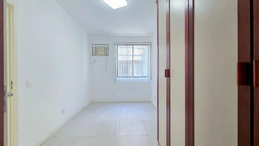 One-bedroom apartment in a building with a gym — photo 15