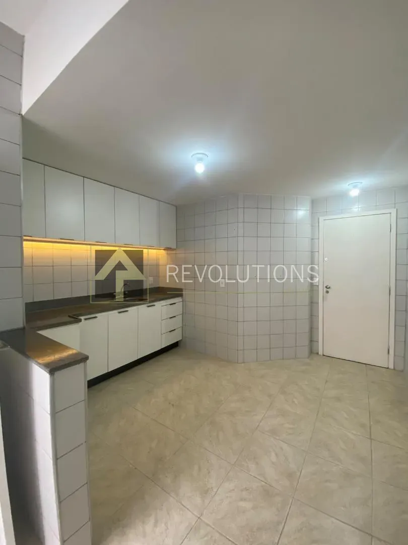 3-bedroom apartment with wood or laminate floors — photo 4