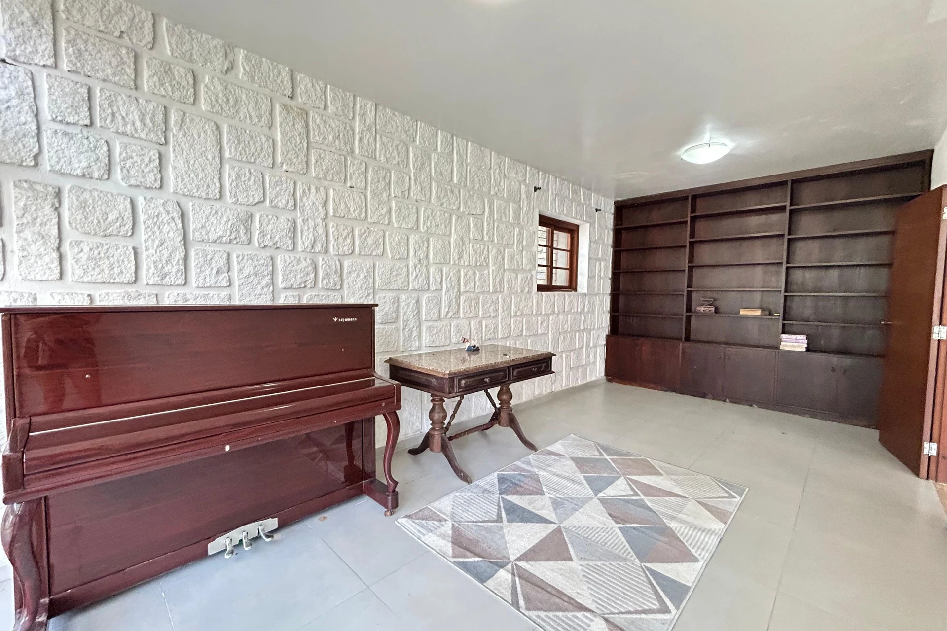 300 m² house with a jacuzzi and a bathtub — photo 37