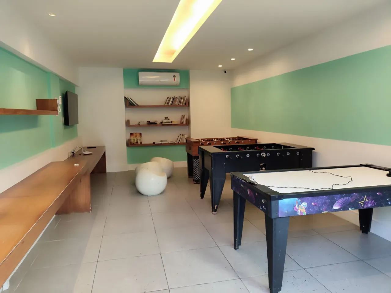 Furnished 2-bedroom apartment with private BBQ — photo 21